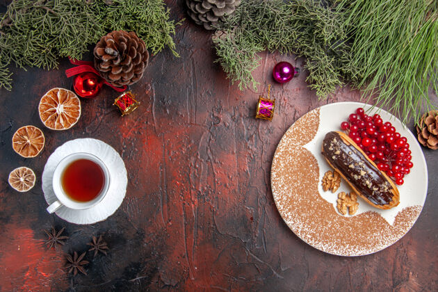 茶俯瞰美味的巧克力 茶和浆果放在深色的桌子上 馅饼 甜点蛋糕派顶部细节
