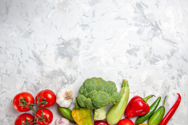成熟顶视图新鲜西兰花蔬菜白地板饮食沙拉成熟健康新鲜西兰花胡椒食物