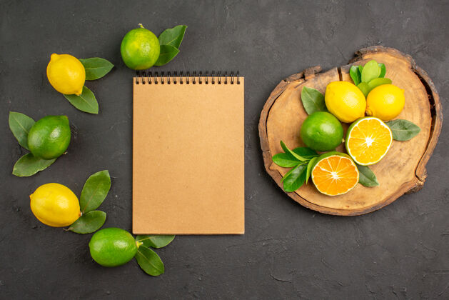 水果在深灰色的餐桌上俯瞰新鲜的酸柠檬水果柑橘酸橙酸橙顶级健康