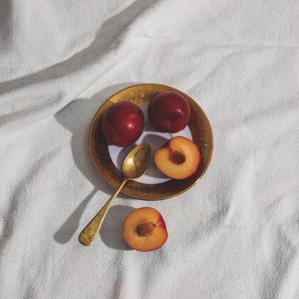 美食把杏子平放在盘子里俯视图美食方形