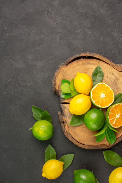 柑橘顶视图新鲜酸柠檬在黑暗的地板上水果柑橘酸橙水果黄色食物