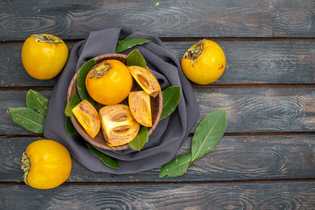 健康顶视图新鲜甜甜的柿子放在木桌上 成熟的水果醇厚水果柑橘木材
