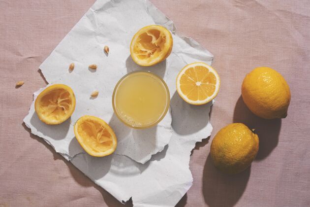 平面图俯瞰美味的柠檬和果汁美食俯视图排列