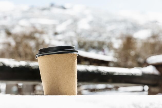 冬天户外咖啡杯布置外面咖啡杯季节