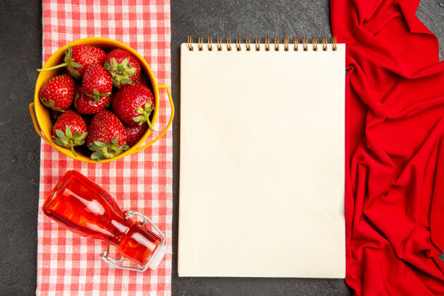 美味顶视图新鲜的红色草莓在深色地板上的颜色是水果覆盆子多汁食物颜色