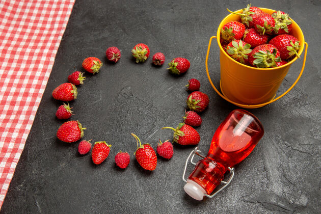 健康半顶视图新鲜的红色草莓放在深色的桌子上水果浆果颜色覆盆子香草覆盆子颜色