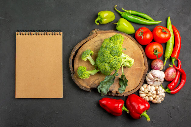 食物顶视图新鲜的绿色西兰花和新鲜蔬菜在深色的桌子上沙拉成熟的颜色深色蔬菜健康