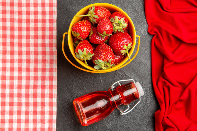 健康顶视图新鲜的红色草莓 深色水果色覆盆子浆果食物深色