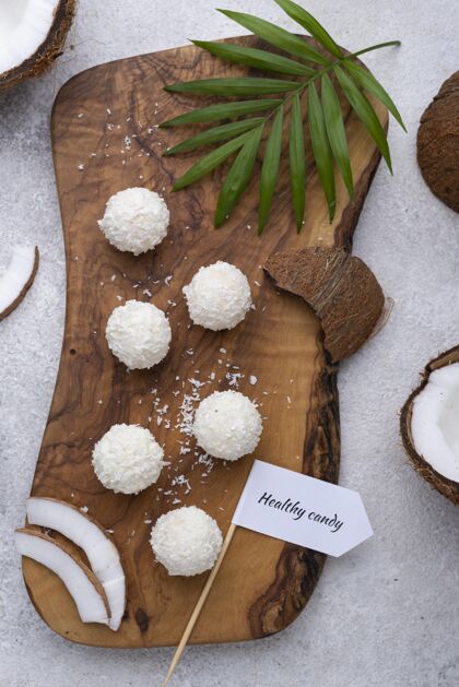 美味木板上的无糖椰子糖垂直椰子分类