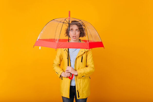 伞短发女孩在用阳伞拍照时表达悲伤的情绪带伞准备雨天的女模特魅力天气季节