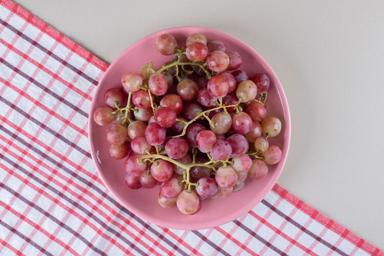 风味一盘葡萄放在大理石上的毛巾上水果健康配料