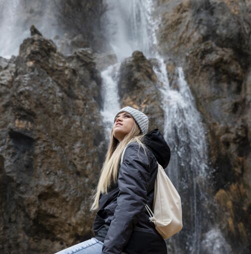 山瀑布里的女人瀑布背包旅游