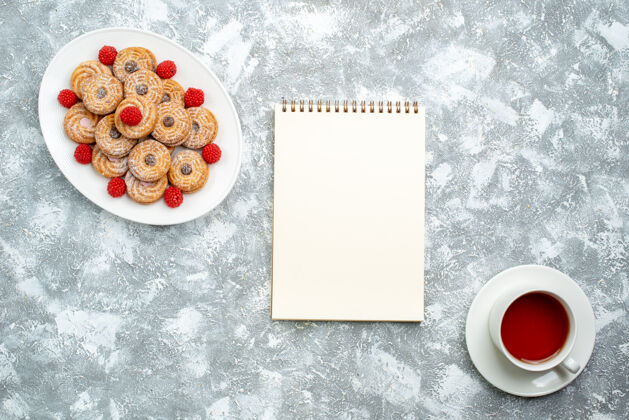 饼干顶视图甜饼干与覆盆子圈内板上的白色背景饼干糖饼干甜蛋糕茶信封书签鲜花