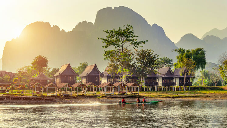 传统老挝万荣南松河沿岸的村庄和平房山脉歌曲地标