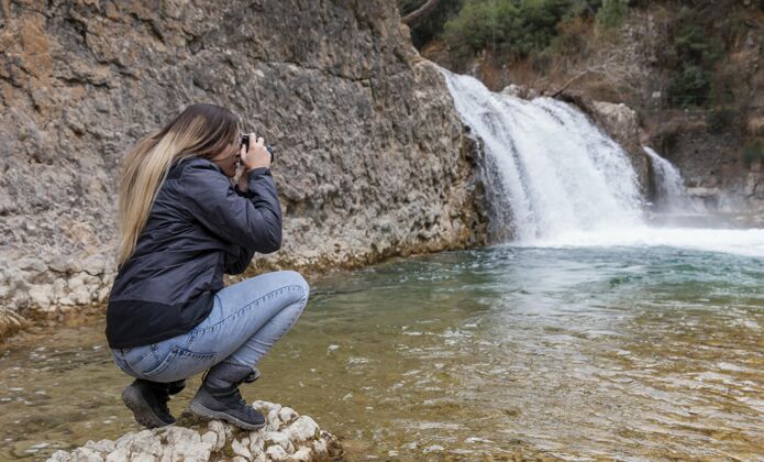 自然拍大自然照片的女人年轻人瀑布旅游
