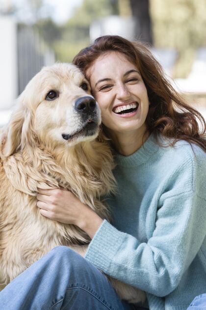 血统中镜头快乐的女人和可爱的狗狗肖像同伴