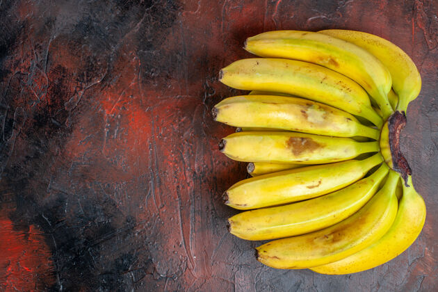 花顶视图黄色香蕉在黑暗的背景农产品食物深色