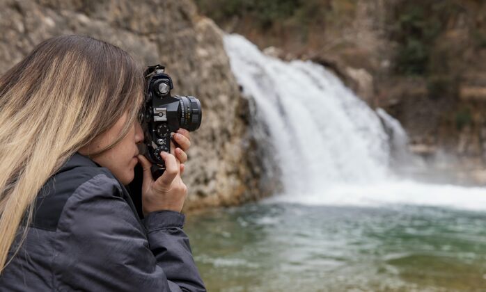 自然拍大自然照片的女人探索年轻人科技