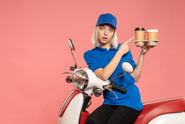 车辆正面图骑自行车的女快递员 咖啡杯是粉红色的工作咖啡摩托车