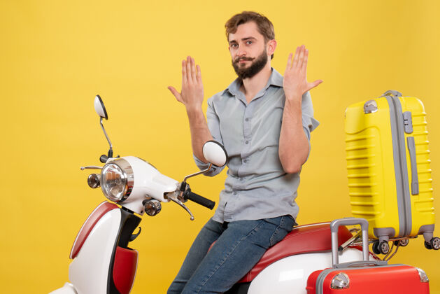 成人旅游概念与年轻的情感胡须男子坐在摩托车上显示手上的黄色摩托车旅行坐着