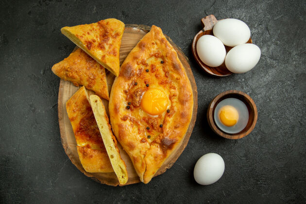 膳食顶视图美味的鸡蛋面包烤切片新鲜鸡蛋灰色背景面包面包面团食物早餐景观生的晚餐