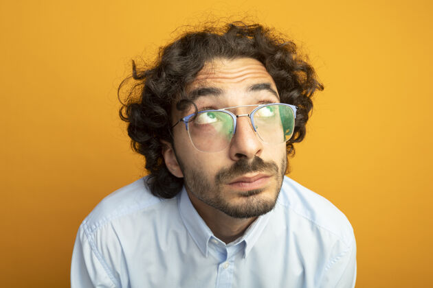 市民戴着眼镜的年轻帅哥的特写镜头被隔离在橙色的墙上人人帅气