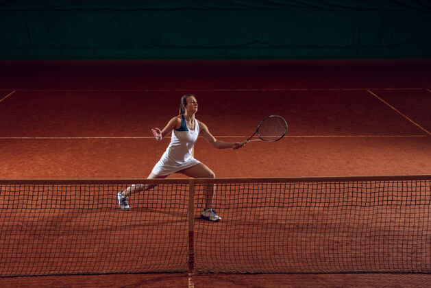 比赛年轻的职业女运动员在运动场的墙上打网球游戏可爱活动