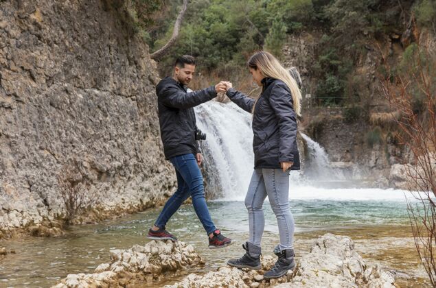 旅游瀑布边的年轻夫妇冒险瀑布自然