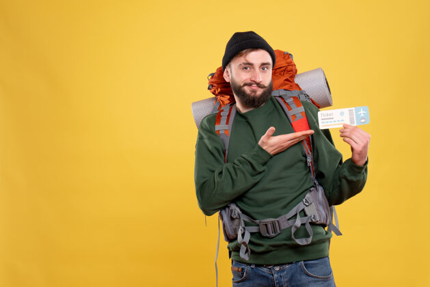 旅行带着微笑的快乐年轻人 背着背包 拿着票 俯瞰旅游理念帅哥上衣套装