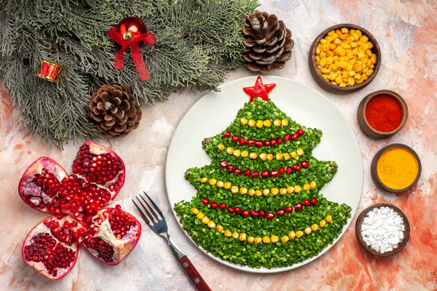 午餐顶视图美味的绿色沙拉在圣诞树形状与调味品在轻背景背景树食物