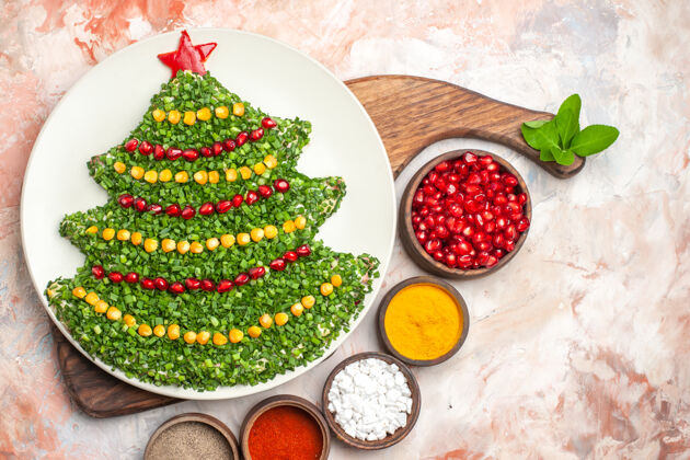 草莓顶视图美味的节日沙拉在新年树形状的光背景健康背景食物