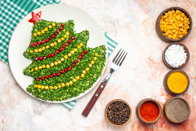 光顶视图美味的蔬菜沙拉在新年树形状与调味品在一个轻背景食物胡椒树
