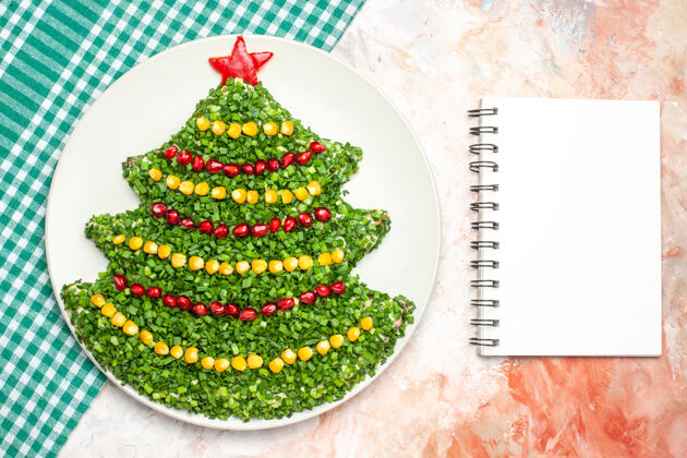 冷杉顶视图美味的蔬菜沙拉在新年树形状的光背景树圣诞礼物