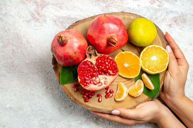 水果俯瞰橘子和石榴 新鲜醇厚的水果 白色的背景 健康的树 新鲜的维生素食物生的健康顶