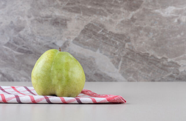 风味把毛巾叠在大理石上的梨子下面配料营养新鲜