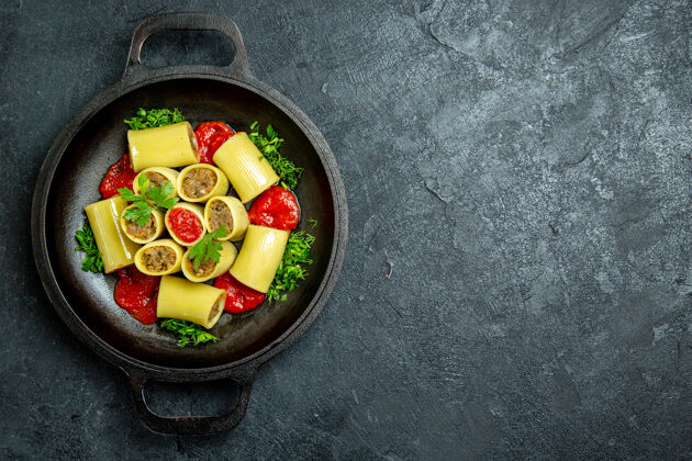 桌子顶视图生意大利面食与肉绿色和番茄酱内锅上一个黑暗的桌子面食肉餐酱汁