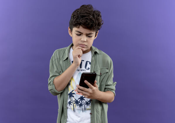思考想着小男生抱着手机看着孤立的紫色小男生电话手势