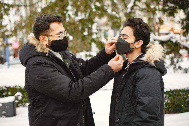 护理戴着面具的印度男人冬天在街上的男人男孩戴着面具年轻印度人视力