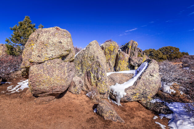 峡谷科罗拉多州甘尼森国家公园黑河中的岩石和雪俯瞰峡谷绘画