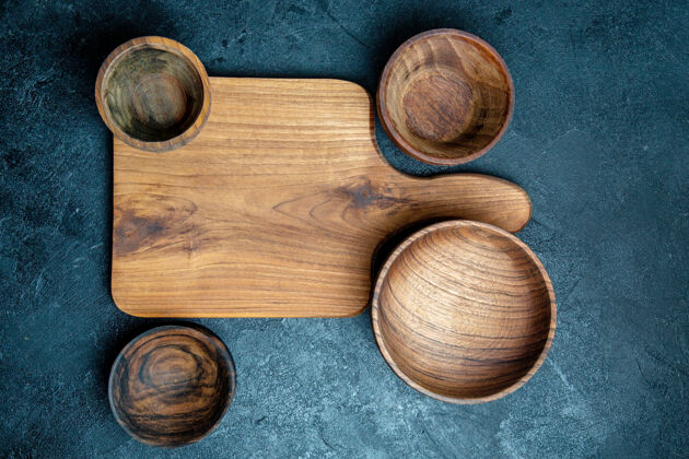 双壳类顶视图棕色木制书桌木勺封闭的勺子