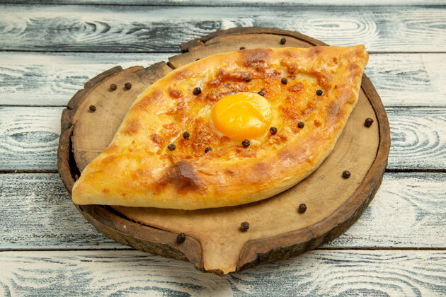 正餐前视图美味的鸡蛋面包烤在乡村灰色空间早餐生的乡村风味