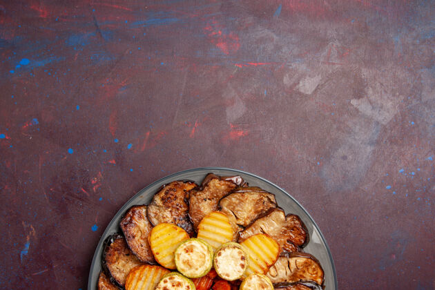 烘焙顶视图烤蔬菜土豆和新鲜茄子离开黑暗的空间烤箱美味土豆生的