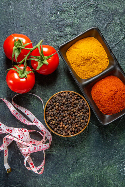 胡椒用红辣椒和黄姜做成的香料碗的垂直视图米新鲜的西红柿 混合颜色的表面上有茎视图新鲜厨房