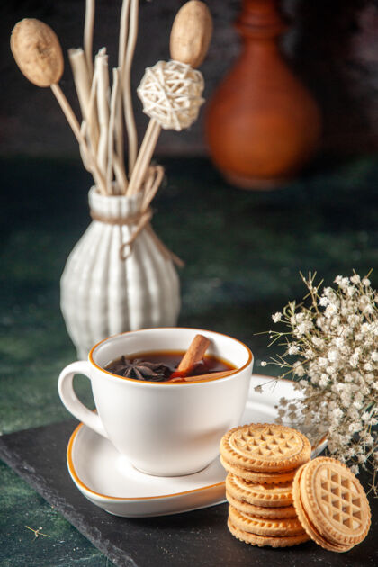 眼前一杯茶 甜甜饼干放在黑暗的表面面包饮料仪式杯甜甜蛋糕彩色照片糖早晨早餐颜色茶杯