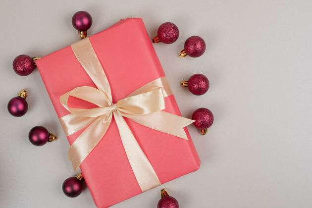 圣诞球白色表面有红色小球的圣诞礼品盒盒子节日蝴蝶结