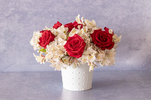 情人节美丽的花束与红玫瑰和百合花在一个盒子里束玫瑰花束