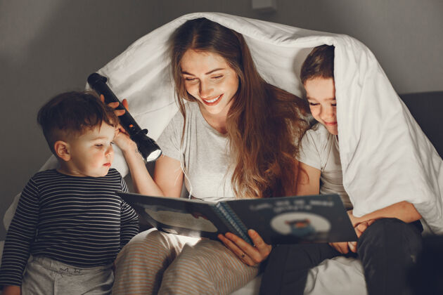 毯子一家人在毯子下躺在床上看书卧室女性房间