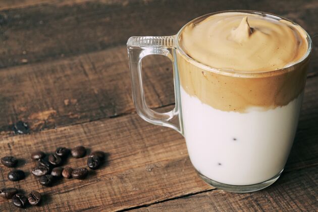 液体的特写镜头冰达尔戈纳咖啡 蓬松奶油搅打咖啡豆子芳香咖啡