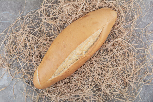 糕点整个新鲜的白面包放在大理石表面食物美味面包