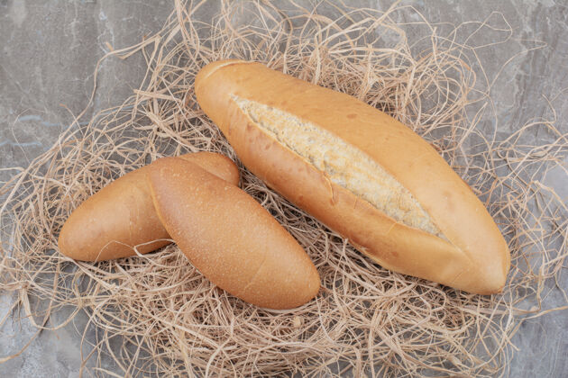 美味整个新鲜的白面包放在大理石表面面包房美味新鲜